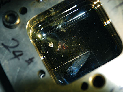 <a href='http://www.591788687.cn/product/3.htm' class='text_a'>模具激光焊機(jī)</a>修復(fù)鏡面模具效果